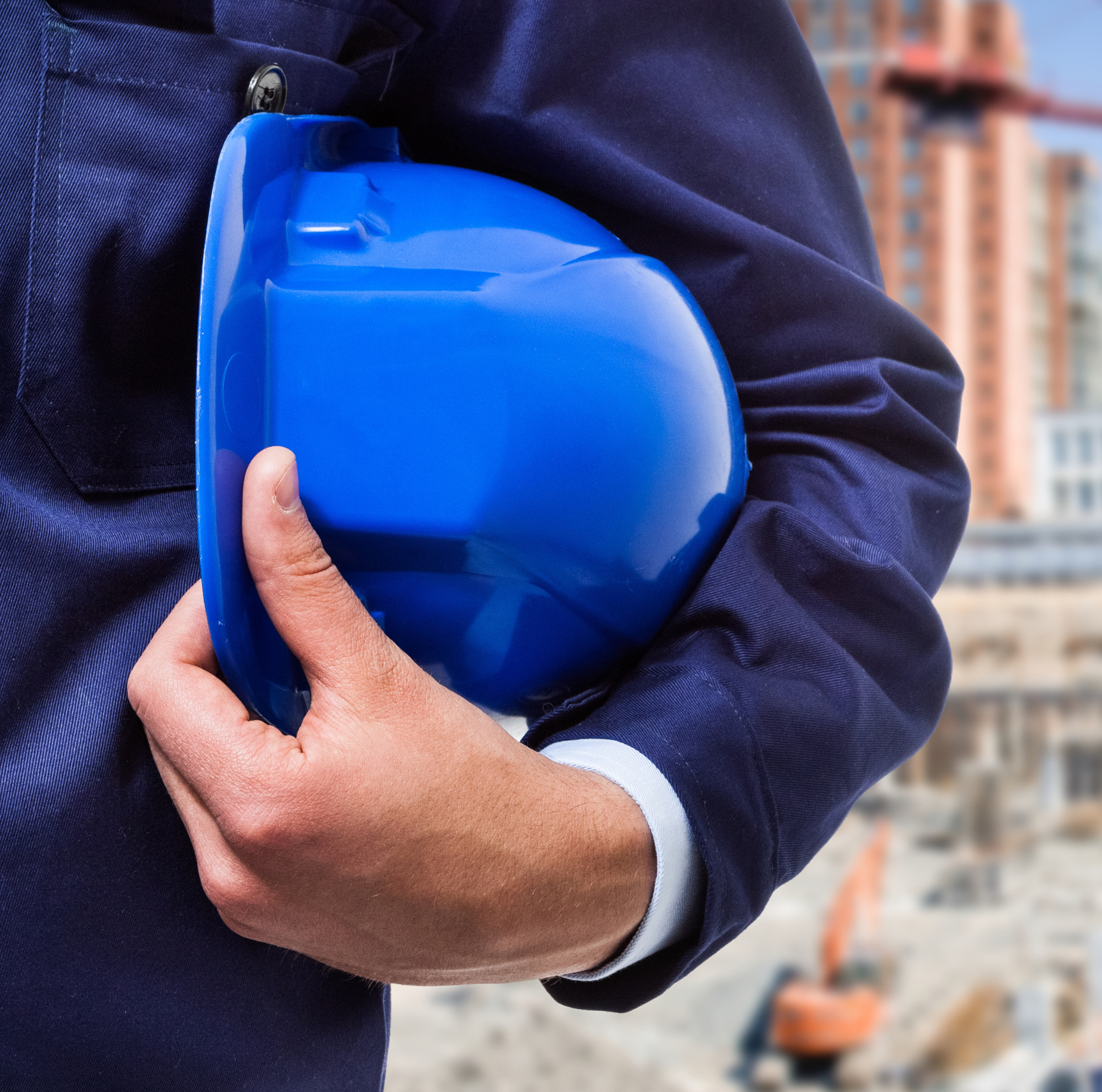 Profesional de la construcción sosteniendo un casco de seguridad